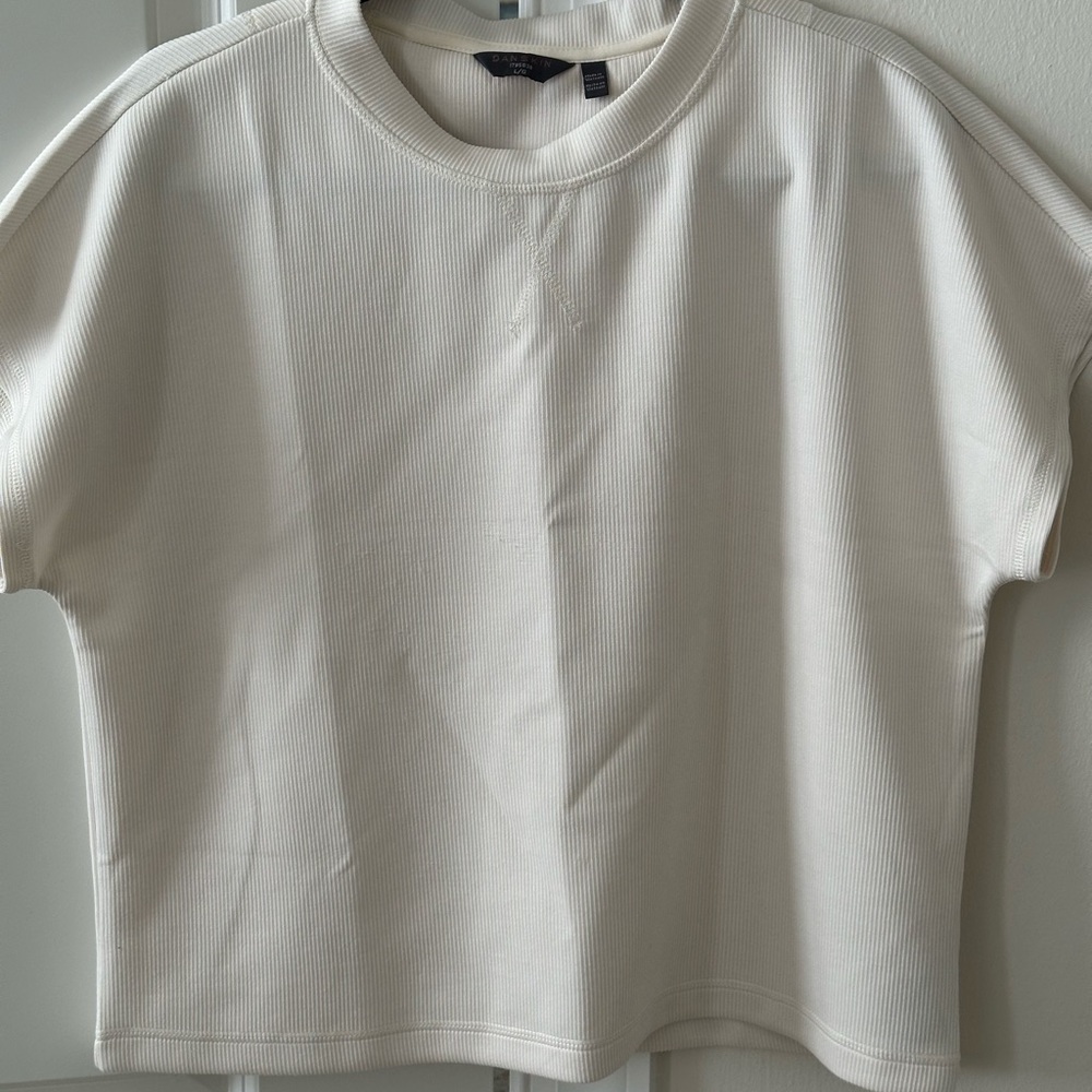 Women’s Danskin white top size L like new
Sleeveless